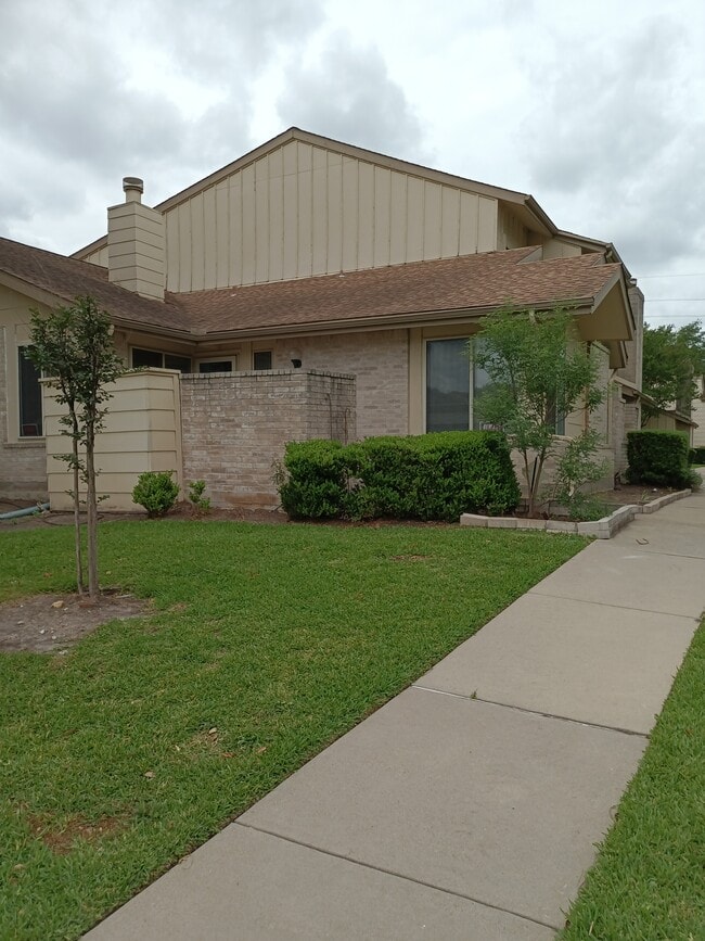 Esta es una hermosa propiedad recientemente renovada. Está en una excelente ubicación en el corredor petrolero de Houston. - 2932 Meadowgrass Ln