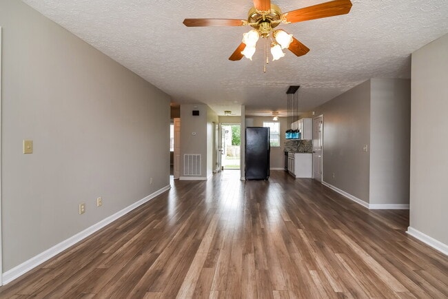 Photo - 101 Edgehill Ln