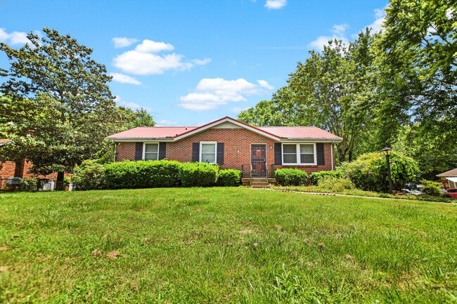 Pet Friendly Four Bedroom with Basement! - Pet Friendly Four Bedroom with Basement! Casa