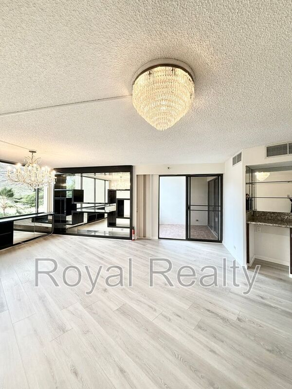 Photo - 555 Hahaione St