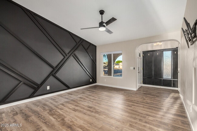 Photo - 421 E Wickieup Ln