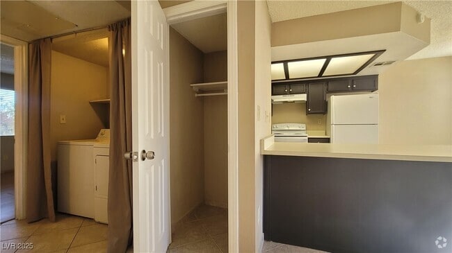 Building Photo - 1209 N Buffalo Dr Unit 102 Rental