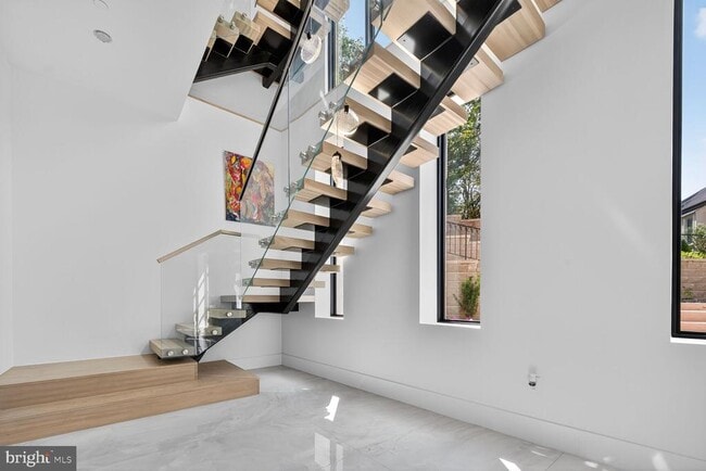 Photo - 4509 Foxhall Cres NW