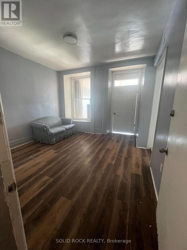 Photo - 89 King St W Unité B4