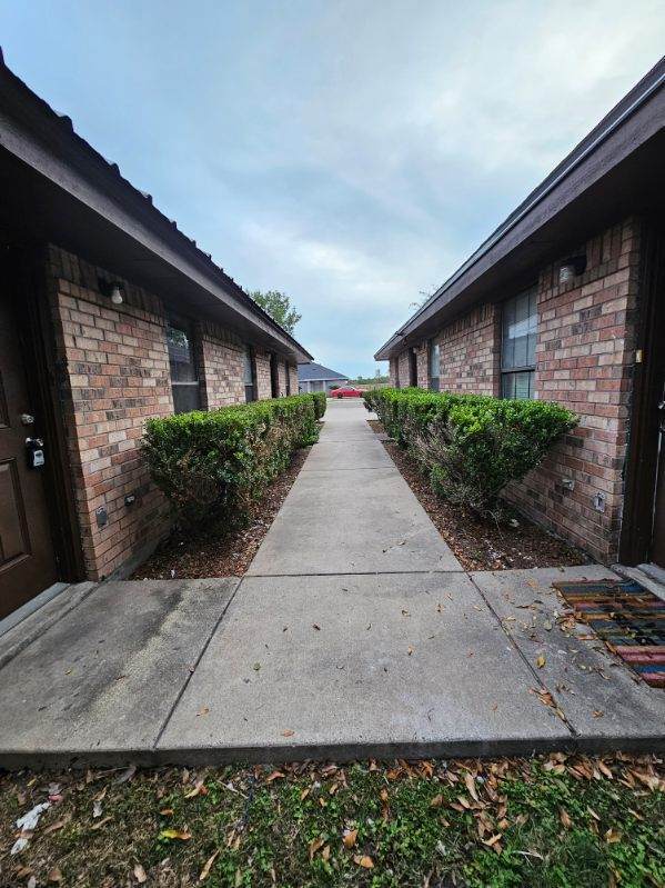 Building Photo - 1301 W Carmen Ave Unit APT #3