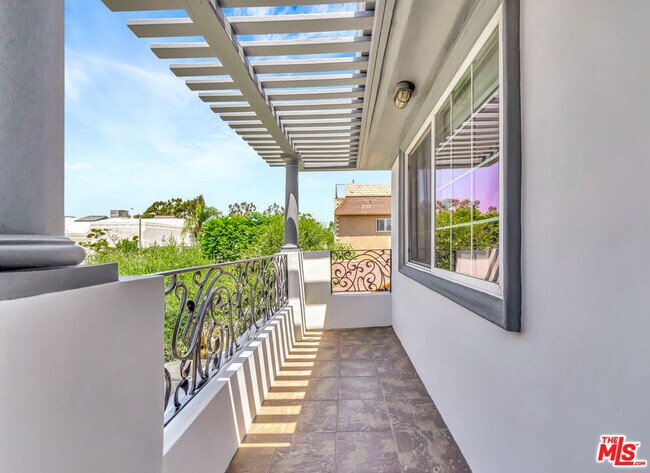 Photo - 3242 Hutchison Ave