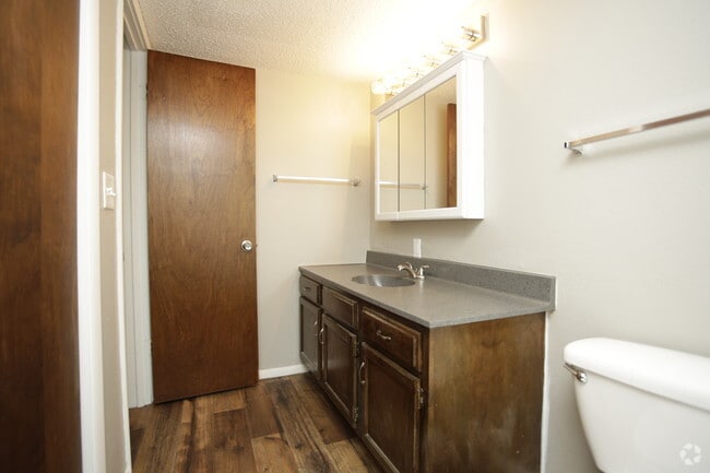 1BR, 1BA - 690 SF