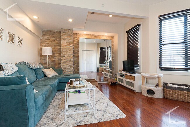 Photo - Beautiful & Renovated 2 bed in Brookline... Really Nice Listing!!