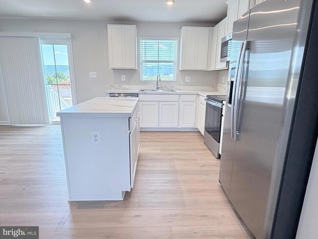 Photo - 785 Hisey Ave