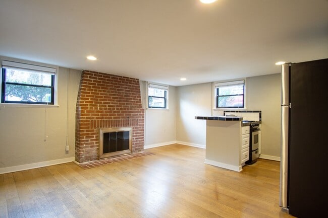 Photo - Adorable & Cozy NW 1 Bdr w/Fireplace + Hardwoods! Unidad 342