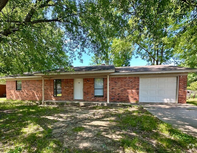 Building Photo - Introducing a charming 3-bedroom, 1.5 bath... Rental