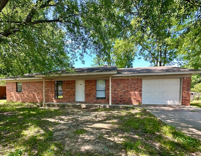 Introducing a charming 3-bedroom, 1.5 bath... - Introducing a charming 3-bedroom, 1.5 bath... Casa