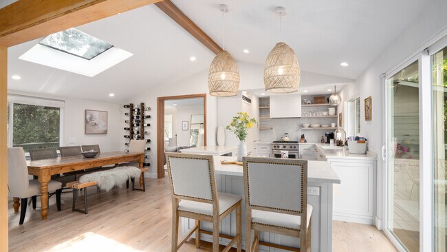 Comience sus aventuras culinarias en nuestra cocina bien equipada con barra de desayuno. - 17320 Keaton Ave