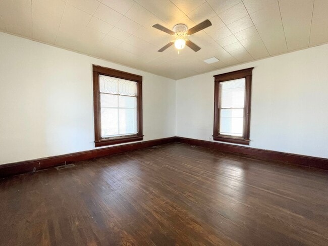 Photo - Large 3 Bed, 1 Bath With Fenced in Yard