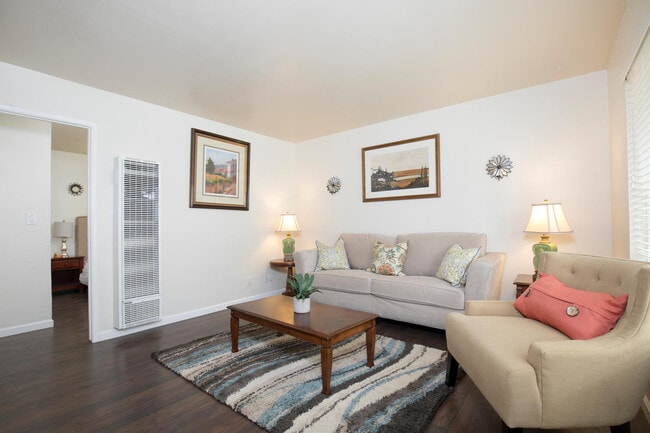 Photo - 906 Dainty Avenue