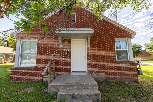 Building Photo - 642 S Hydraulic St