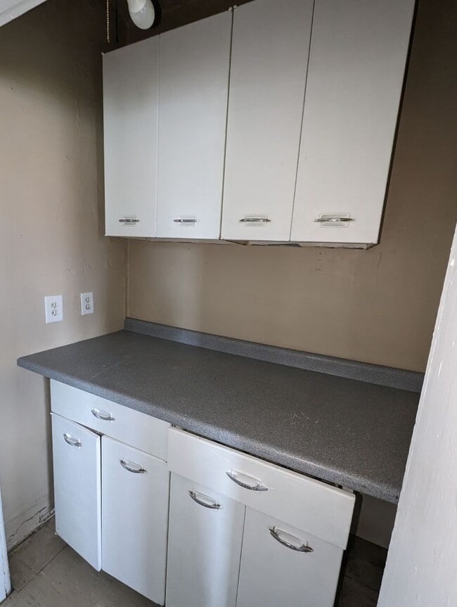 Building Photo - 210 S Doxtator St Unit Apt 1