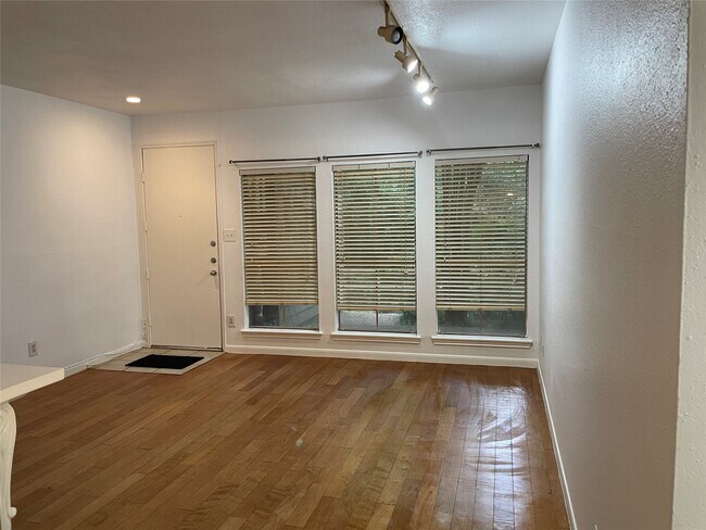 2100 Tanglewilde St Unit 597