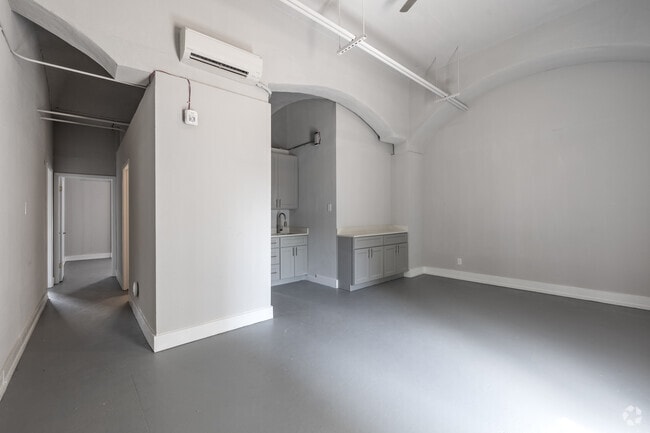 2BR, 1BA - 761SF - Living