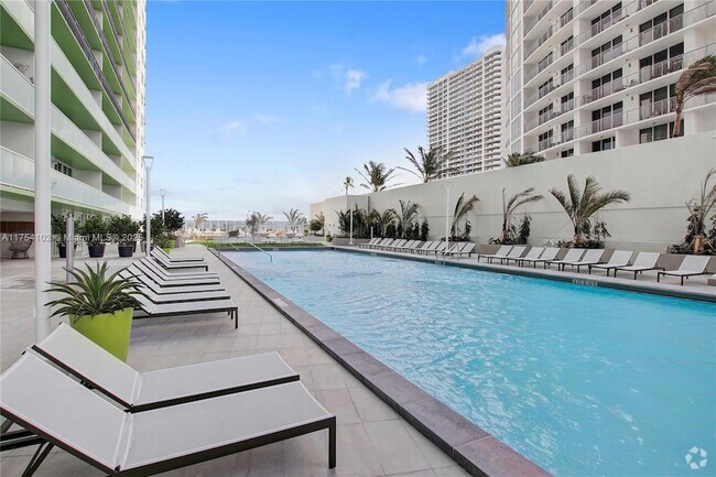 Building Photo - 1756 N Bayshore Dr Unit 17M Rental