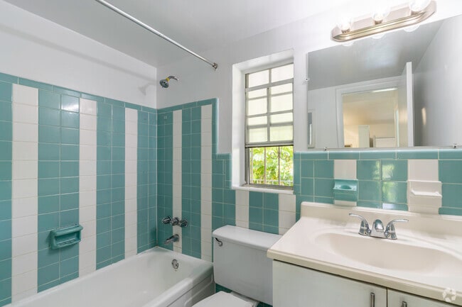 1BR, 1BA - 415SF - Bathroom