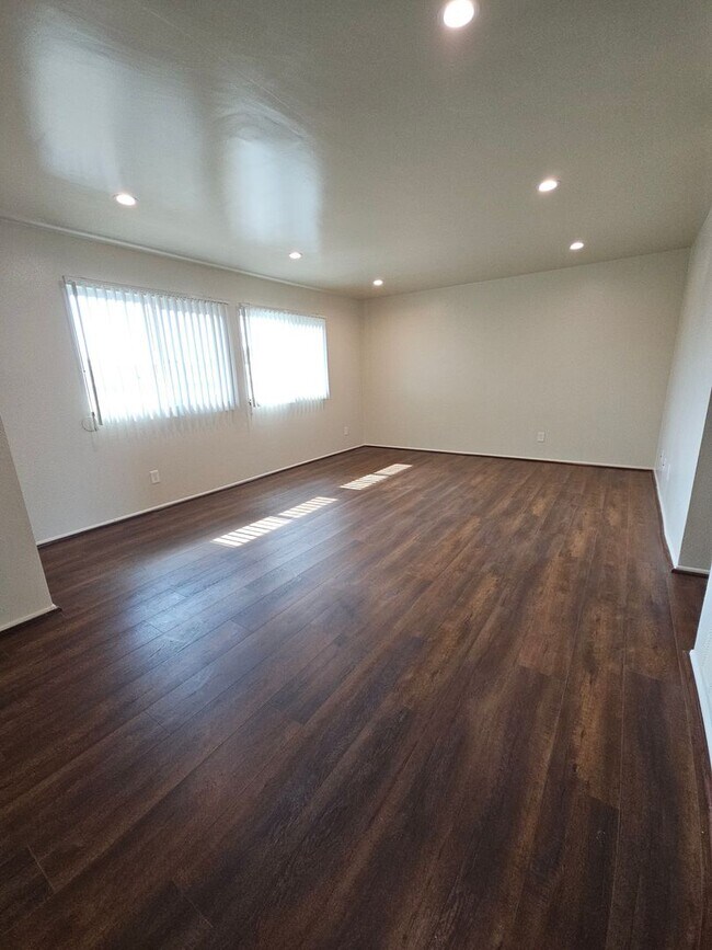 Building Photo - Modern spacious Unit 217 Rental