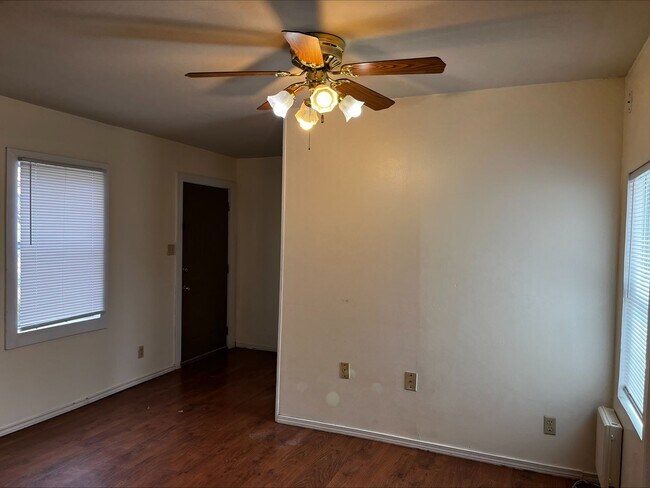 Photo - 5 Bedroom 3 bath Home Close to Downtown!