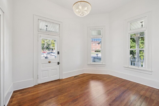 Photo - 911 S High St