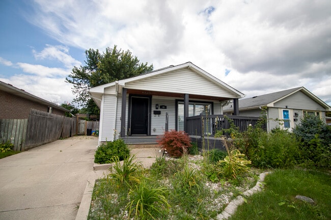 Building Photo - Cozy Lower Unit Lower