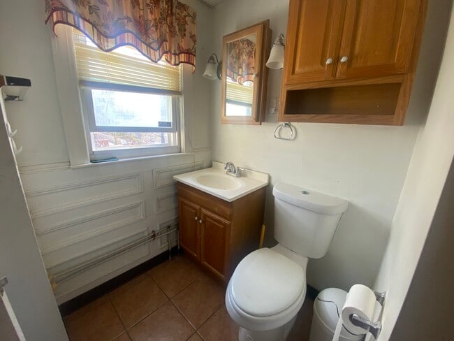 Building Photo - 314 Ferry St Unit 2