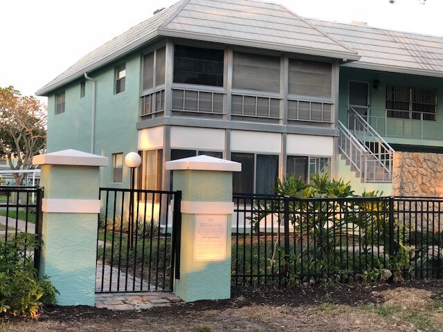 outside - 3225 E Riverside Dr Unidad 61F