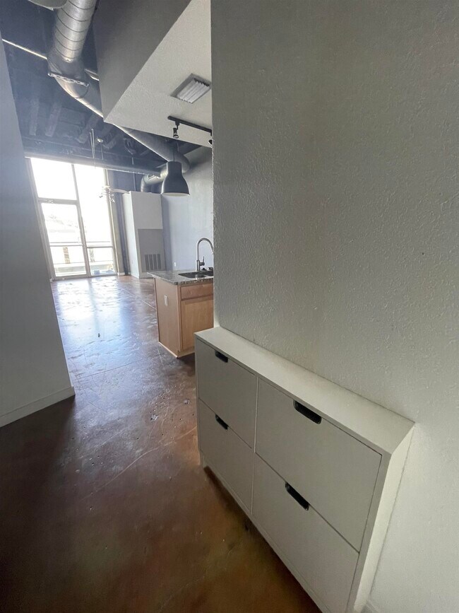 Building Photo - 420 N Adams St Unit 303