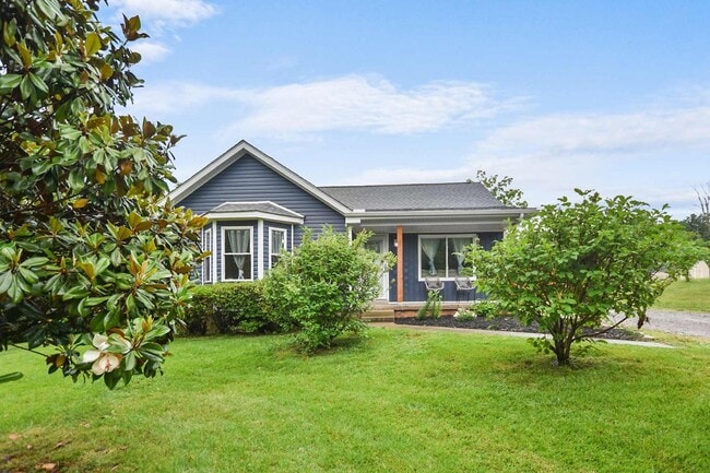 Building Photo - Pet Friendly Three Bedroom!