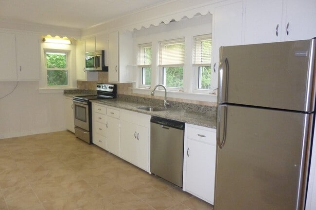 Kitchen - 293 High St Unit B