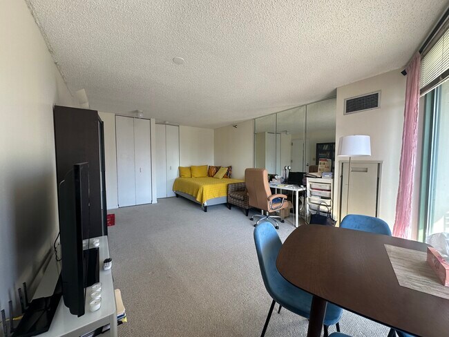 Photo - 111 W Maple St Unidad 1212