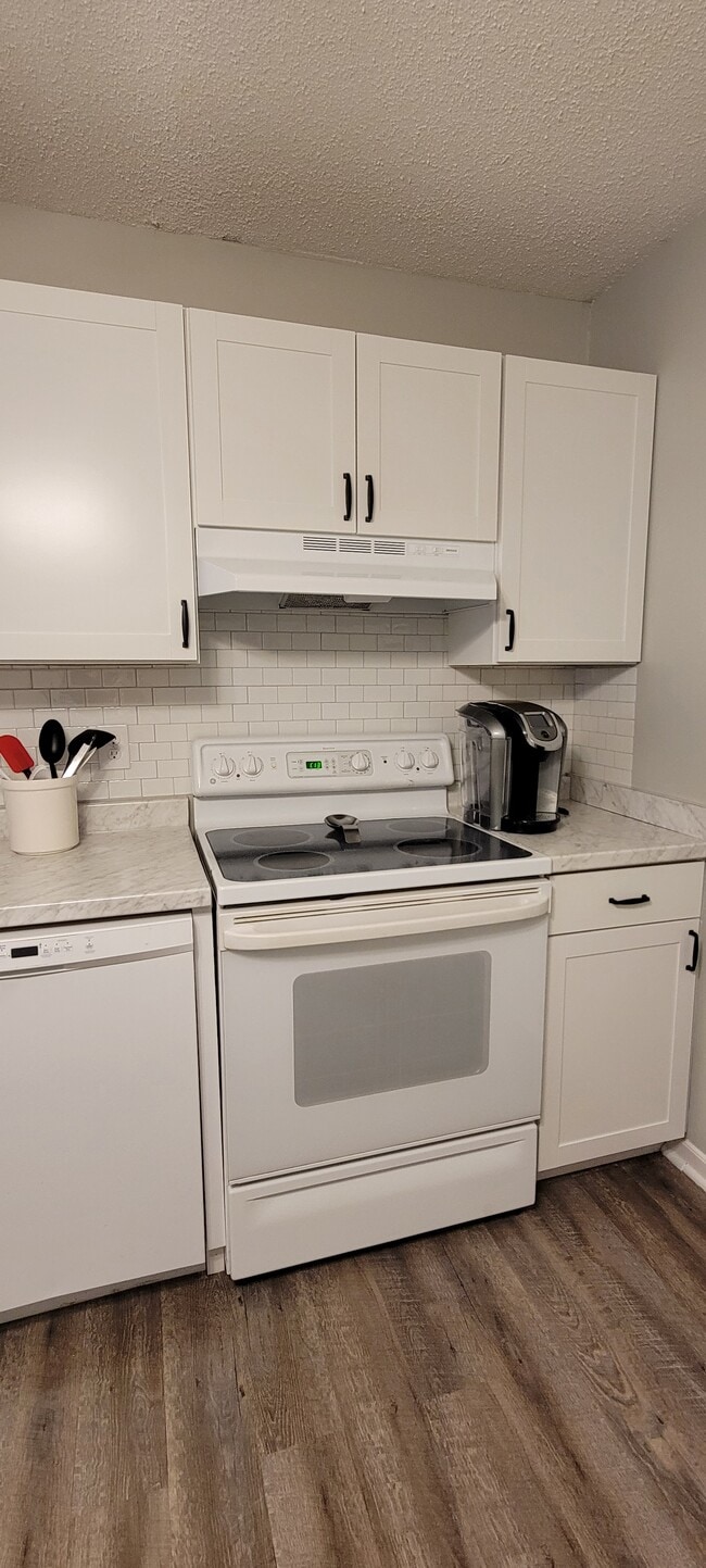 Cocina totalmente nueva con lavavajillas, microondas, tostadora, cafetera Keurig, etc. - 1522 Parkway Unidad E2