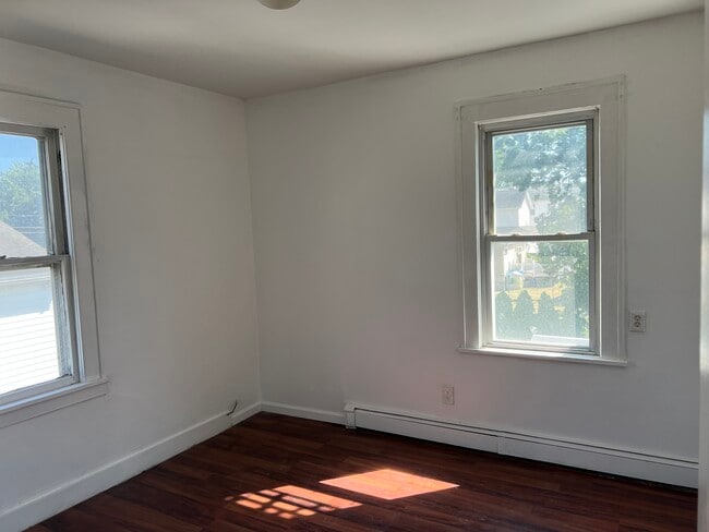 Building Photo - 247 Elm St Unit 2 Rental