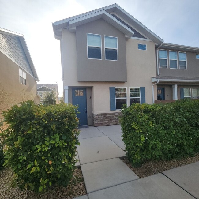 Building Photo - 3 bed 2.5 bath Townhome for rent, small dog allowed!