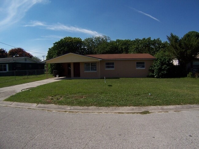 Building Photo - Three-Bedroom Home Near the Chain of Lakes