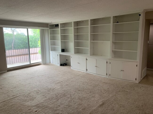 Photo - 5S070 Pebblewood Ln Unidad G11