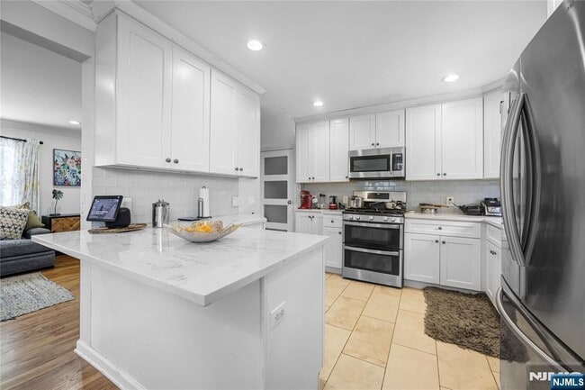Photo - 122 Village Cir W