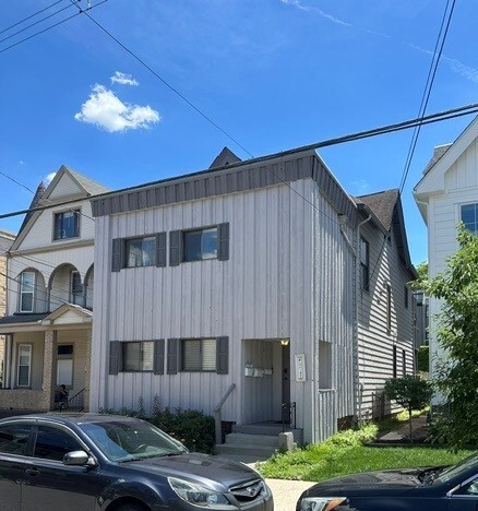 Building Photo - 5742 Howe St Unit 2