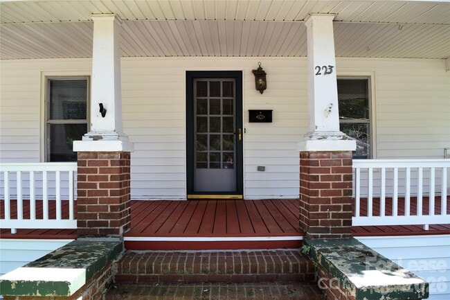 Photo - 223 Maple St