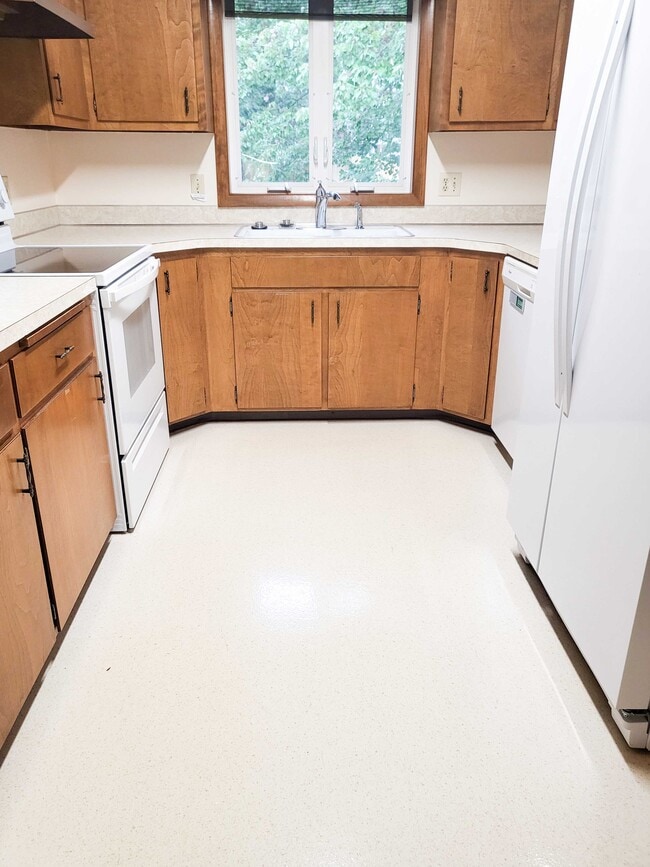 Photo - 4872 Elmwood St