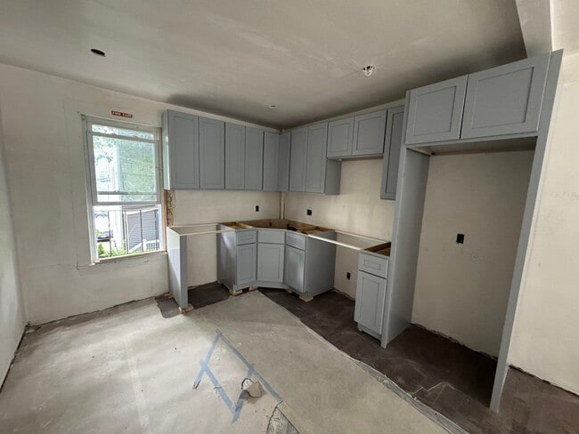 Building Photo - 10 Hunting St Unit 1 Rental