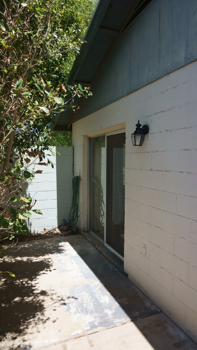 Building Photo - 3304 S Parkside Dr