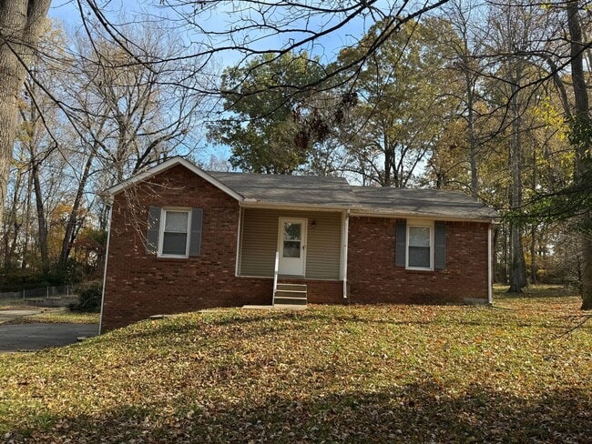 Building Photo - Charming 3 bd/2 ba with Basement!! Home Near Ft Campbell!