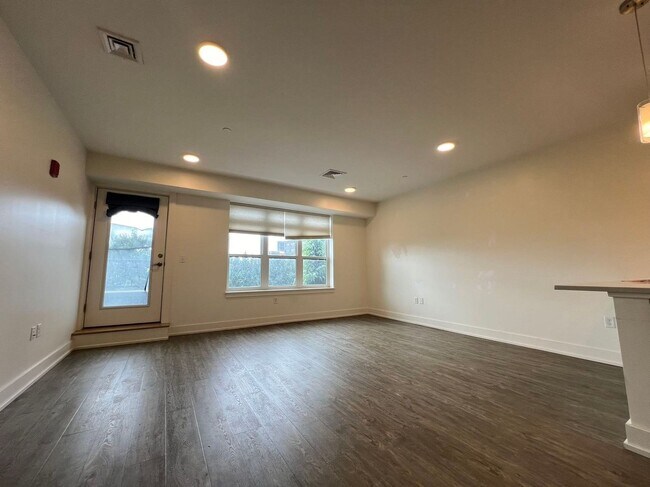 Photo - Great 2Br/2Bth apartment in great location ! Laundry in unit!