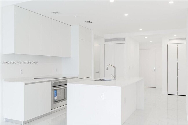 Photo - 700 NE 24th St Unidad 5604