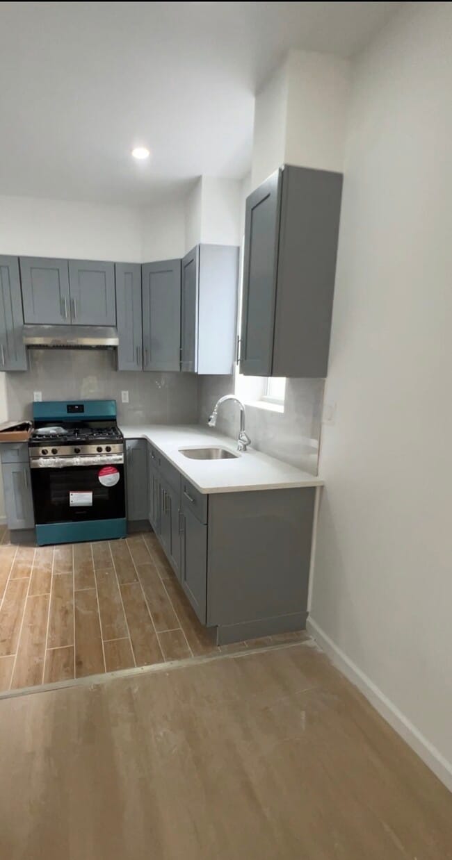 Building Photo - 2260 Bath Ave Unit #2